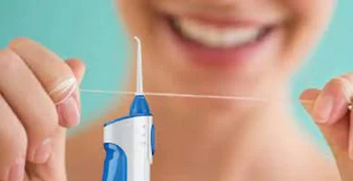 Czy powinieneś używać nici dentystycznej lub irygatora?