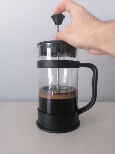 Włóż tłok i naciśnij kawę