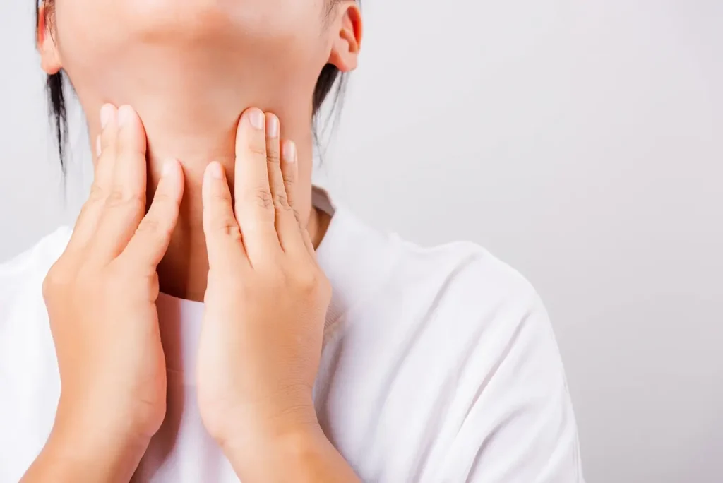 Irygator do jamy ustnej i migdałki: Jak usunąć irytujące białe grudki z gardła?